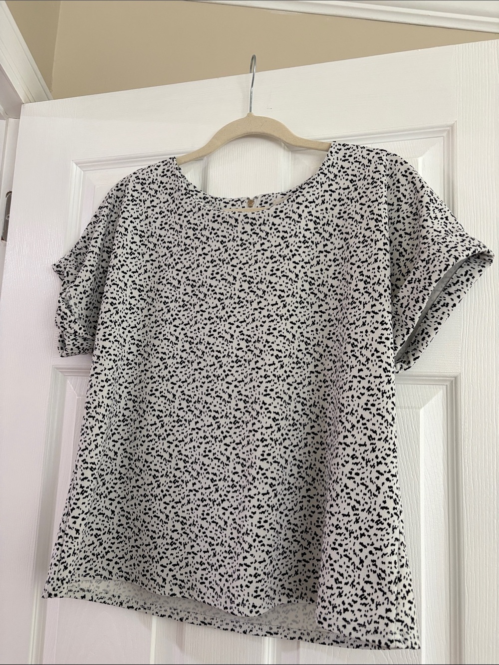 MELLODAY White Tee with Black Speckle Print